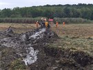 Traktory zapadly do bahna vypu�t�n�ho rybn�ka v Dymokurech na Nymbursku. Tahal...