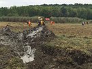 Traktory zapadly do bahna vypuštěného rybníka v Dymokurech na Nymbursku. Tahal...