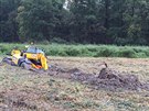 Traktory zapadly do bahna vypu�t�n�ho rybn�ka v Dymokurech na Nymbursku. Tahal...