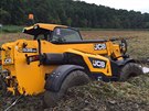 Traktory zapadly do bahna vypu�t�n�ho rybn�ka v Dymokurech na Nymbursku. Tahal...