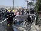 Sebevraedný útoník se odpálil v aut ped letitm v Kábulu (10. srpna 2015).