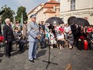 Ceremoniál na Hradčanském náměstí u modelu stíhačky Spitfire Mk. IX (14. srpna...
