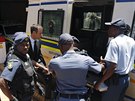 Pistorius nastupuje do policejního vozu v roce 2014.