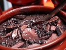 Feijoada je brazilský pokrm z erných fazolí a nkolika druh masa.