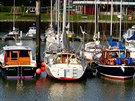 V pístavu v Cuxhavenu kotví krom velkých obchodních lodí i soukromé jachty.
