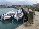 Rybáské a pepravní lod kotví v malém helgolandském pístavu, kde kvli malé...