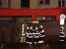 Při požáru v osmipatrovém bytovém domě v Kladně zasahovaly desítky hasičů....