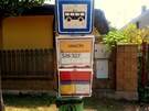 Vandalové penesli stojan autobusové zastávky v Hrníích do odpadkového koe.