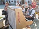 Patrik ervák hraje na piano na námstí Pemysla Otakara II. v eských...
