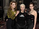 Pehlídky pánské módy v Milán  zpvaka Annie Lennoxová s dcerami Lolou a...