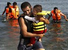 Uprchlík z Íránu se synem práv pipluli pes Turecko na ecký ostrov Kos (15....