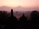 Unikátní chrámový komplex Borobudur vyfotil na stední Jáv v Indonésii...