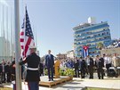 Nad nov otevenou ambasádou v Havan zavlála americká vlajka (14. srpna 2015)