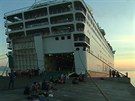 Rodiny ekají na otevení uprchlického centra na obí lodi