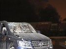 Zniené auto nedaleko výbuchu ve skladiti v ínském Tchien-inu.