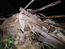 V obci Neveklov spadla v chatové osad ást staré stodoly.