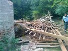 V obci Neveklov spadla v chatové osadě část staré stodoly.
