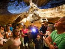 Konpruské jeskyn nabízejí v horkých dnes píjemných 10 stup.