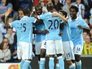 Fotbalisté Manchester City se radují z gólu, který vstelil Yaya Toure (tetí...