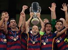 S TROFEJÍ. Fotbalisté Barcelony slaví triumf v Superpoháru.