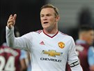 Útoník Wayne Rooney z Manchesteru United diriguje své spoluhráe.