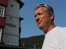 Holandsk� developer Gerard Streefkerk p�ed budovou Sn�ka residence.