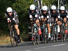 Tým Etixx na trati asovky na Czech Cycling Tour