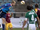 Branká Bohemians Zdenk Zlámal dává gól v závru utkání proti Dukle.