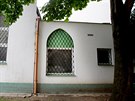 Vandalové vytloukli železnými tyčemi okna brněnské mešity (18. 8. 2015).