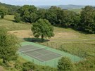 Majitelé obnovili i devadesát let starý tenisový kurt. 