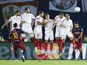 GLOV STANDARDKA. Lionel Messi z Barcelony krout v zpase o Superpohr m...