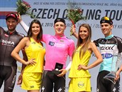 Ti nejlep z Czech Cycling Tour: uprosted celkov vtz Petr Vako, vlevo je...
