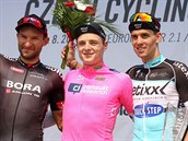 Ti nejlep z Czech Cycling Tour: uprosted celkov vtz Petr Vako, vlevo je...