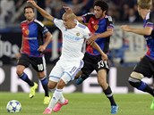 Mohamed Elneny z Basileje (vpravo) hld Tala Bena Haima II z Maccabi Tel Aviv.