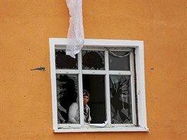 STEPY. ena vyhlíí z ponieného okna, které vysklil pondlní výbuch u...