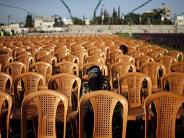 VNÝ SPOR. Palestinský chlapec s elenkou radikálního hnutí Hamás eká na...