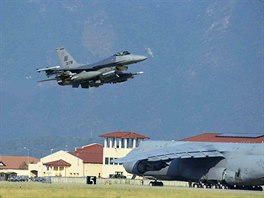 Americká stíha�ka F-16 p�istává na základn� Incirlik na jihu Turecka (9. srpna...