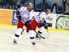 Hokejist Komety Brno zakldaj tok v utkn se Slovanem Bratislava.
