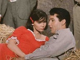 Yvonne Craig a Elvis Presley ve filmu Kissin' Cousins z roku 1964