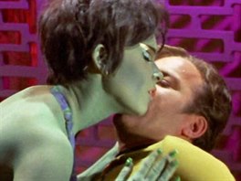 Yvonne Craig a William Shatner v seriálu Star Trek z roku 1966