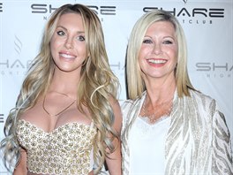 Olivia Newton-Johnová a její dcera Chloe Lattanziová (Las Vegas, 8. srpna 2015)