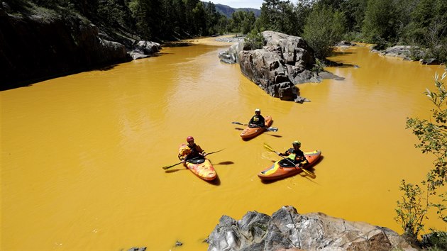 Do řeky Animas ve Spojených státech unikly minulý týden těžké kovy. Řeka se zbarvila do hořčicova. (7. srpna 2015)