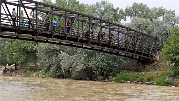 Do řeky Animas ve Spojených státech unikly minulý týden těžké kovy. Řeka se zbarvila do hořčicova. (8. srpna 2015)