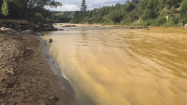 Do řeky Animas ve Spojených státech unikly minulý týden těžké kovy. Řeka se zbarvila do hořčicova. (9. srpna 2015)