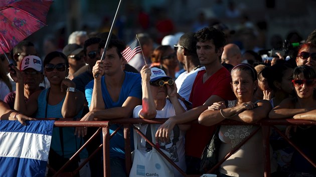 Lid se shromdili v Havan na ceremonil otevrn americk ambasdy. (14. srpna 2015)
