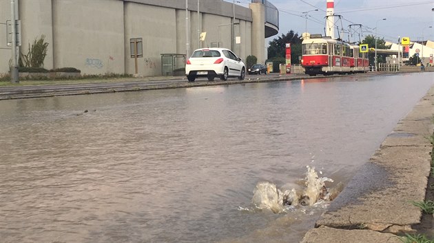 Havrie vody v ulici vehlova v Hostivai. (14. srpna 2015)