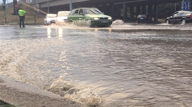 Havrie vody v ulici vehlova v Hostivai. (14. srpna 2015)