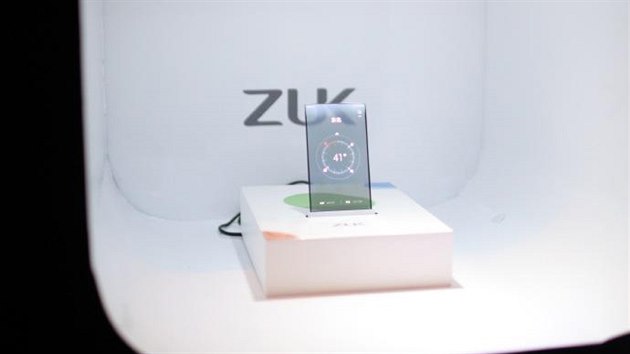 Prototyp smartphonu s prhlednm displejem od znaky ZUK.