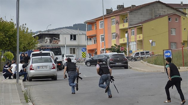 Zsah tureckch policist v istanbulsk tvrti Sultanbeyli (10. srpna 2015)