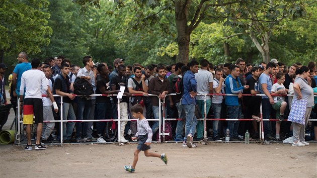 Uprchlci ekaj v Berln ped ministerstvem sociln pe, aby podali dost o azyl. (10. srpna 2015)